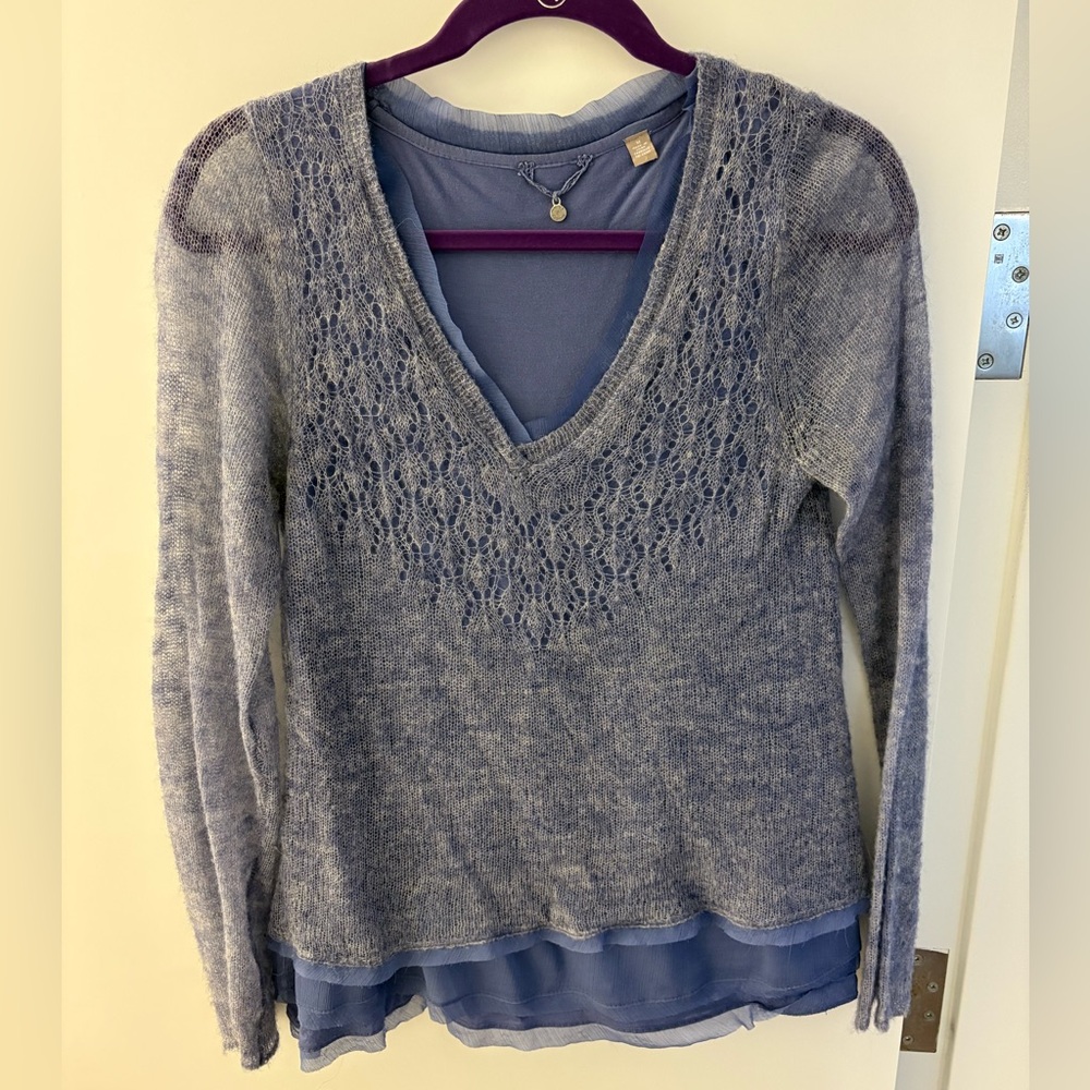 Periwinkle V-neck sweater top size medium